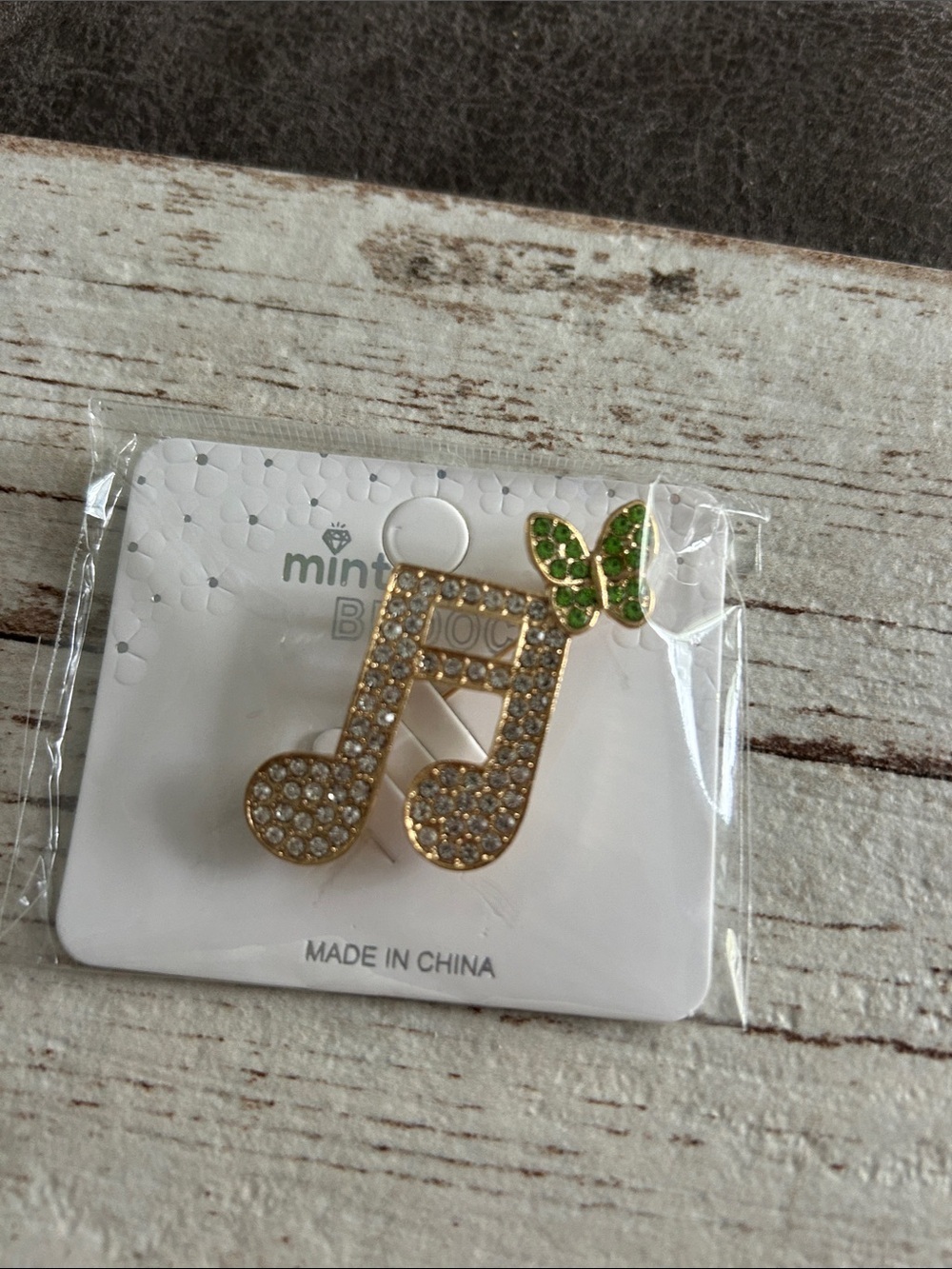 5-)25 Gold Rhinestone Music Note Pin with Green Butterfly Accent